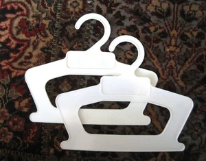 CABBAGE PATCH KIDS - SET OF 2 VINTAGE DOLL'S CLOTHES HANGERS - Picture 1 of 4