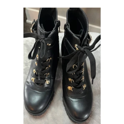 Wild Pair Botines con Cordones con Acentos Dorados y Detalles de Hebilla Talla 9 Foto 1 de 4