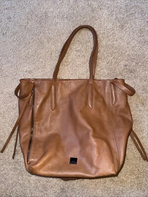 Hermosa bolsa de hombro Hobo de cuero marrón con silla de montar Kooba Foto 1 de 4