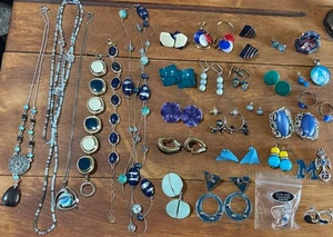 Lotto di 30 gioielli blu vintage ad oggi, 4 collane 20 orecchini 2 bracciali anello altro - Foto 1 di 10