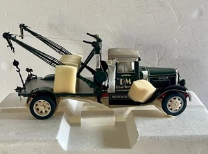 Danbury Mint 1930 International Wrecker Tow Truck DM Tow Service grün in Box. - Bild 1 von 24
