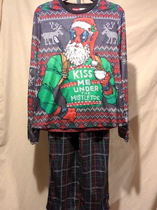 Christmas Marvel Deadpool Kiss Me Under The Mistletoe Pj Shirt Pants Small - Picture 1 of 6