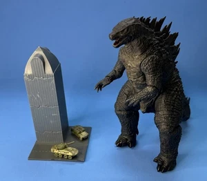 Neca Godzilla Action Figure + Building + Military Vehicles 6” - Foto 1 di 9