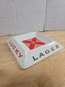 Cenicero de cigarros con logotipo de cerámica Lucky Lager raro de colección - Imagen 1 de 6