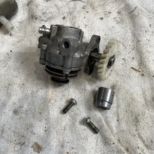 YAMAHA RD125 RD 125 LC OIL PUMP AND GEAR DRIVE OEM - Picture 1 of 6