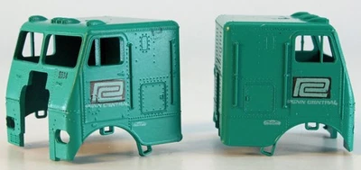 Athearn HO Pennsylvania Central  2 Freightliner Hwy tractors blue box 5509 KIT - Image 1 of 4