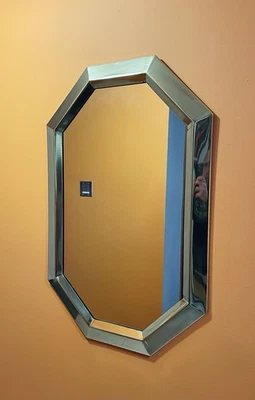 Espejo colgante de pared de vidrio biselado con marco dorado octágono MCM de colección 36x24 Foto 1 de 4