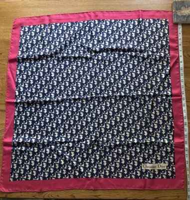 Monograma azul Christian Dior vintage con borde rosa trotte pantorrilla de seda Foto 1 de 3