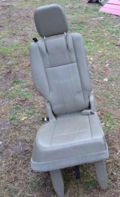 Tercera fila asiento lateral pasajero beige cuero tostado Chrysler T Country Dodge 2013 Foto 1 de 4