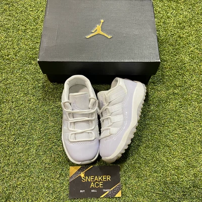 Blanco Puro Violeta Bajo 11s: 8C Foto 1 de 4