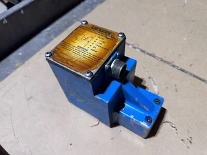 Vickers EHST-3-FVF-11 Serial 1381-R Control Valve - Picture 1 of 4