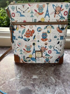 Borsa a tracolla nuova con etichette 2023 Disney Parks Dooney & Bourke Epcot figura reimmaginata - Foto 1 di 6