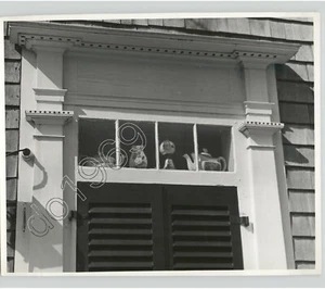 TETERAS EXTERIORES China sobre puerta en Nantucket, Massachusetts años 50 foto de prensa - Imagen 1 de 2