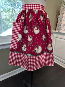 WEIHNACHTEN KÜCHENSCHÜRZE mit TASCHE hm mit niedlichem Vintage Stil WEIHNACHTSMANN / ROT GINGHAM, NEU - Bild 1 von 10