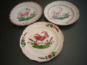 TROIS ASSIETTES EN FAIENCE DE L'EST LES ISLETTES DECOR AU COQ - Picture 1 of 9