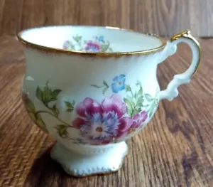 Taza de té isabelina de porcelana fina solamente - Imagen 1 de 10