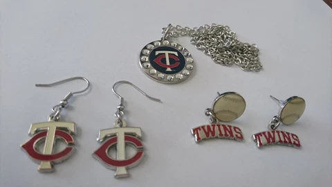 MINNESOTA TWINS MLB EARRINGS (2 SETS) & CHARM NECKLACE "NEW & FACTORY SEALED Cover