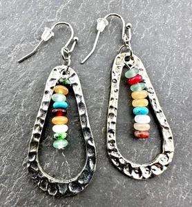 Pendientes lágrima de plata martillada enmarcando un arco iris de cuentas de vidrio - Imagen 1 de 5