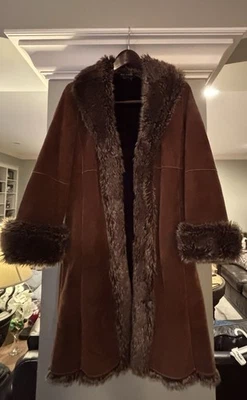 Abrigo de cuero marrón Marvin Richard’s con lujoso ribete de piel sintética, pequeño para mujer Foto 1 de 4