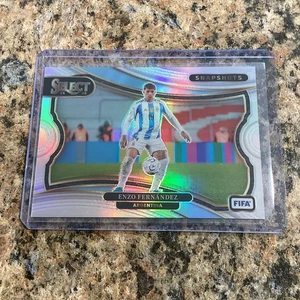 ENZO FERNANDEZ 2024 SELECT FIFA SNAPSHOTS SILVER PRIZM ARGENTINA Q2723 - Picture 1 of 2