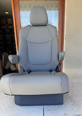 Toyota Sienna 2021-2024 Second Row Seat Right side 8 passenger Gray Leather - Image 1 of 4