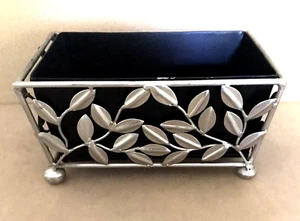 Cesta de decoración rectangular de metal hoja de plata con inserto de metal negro 9,5" x 6" - Imagen 1 de 11