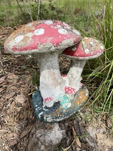 Vintage Cement Concrete garden mushroom statue with Frog - Picture 1 of 4