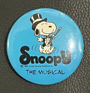 SNOOPY Pin Badge THE MUSICAL 55mm - Picture 1 of 2