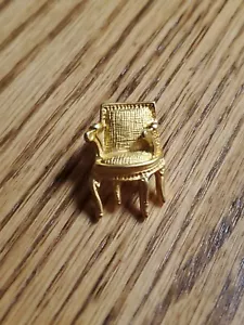 Wonderful Gold Tone Karl Lagerfeld Louis XVI Chair Pin qx - Picture 1 of 2