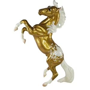 Breyer Breyerfest 2025 The Ties That Bind Us Gold Decorator Horse Variation - Picture 1 of 12