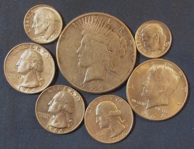 LOT 7 US SILVER COINS 1923 S PEACE SILVER DOLLAR 1964 HALF $ 3 QUARTERS ETC - Image 1 of 3