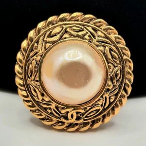 Chanel SINGLE Clip On Earring VTG Faux Pearl Gold-Tone Button - Bild 1 von 7