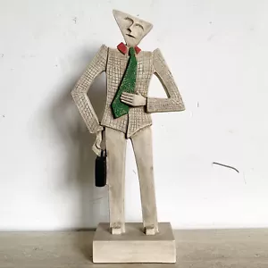 Hombre de negocios esculpido posmoderno con corbata verde y maletín - Imagen 1 de 6