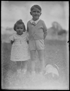 Plaque verre photo ancienne négatif noir et blanc 9x12 cm fille garçon vintage - Photo 1 sur 2