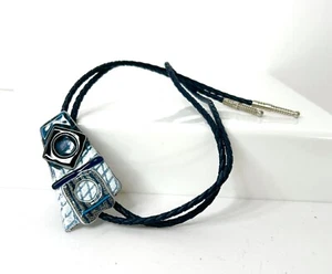 Bolokrawatte Keramik oder Porzellan Abstrakte Kunst auf dunkelblauem Leder - Bild 1 von 4