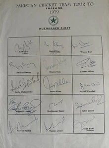 HOJA DE EQUIPO DE CRICKET FIRMADA A MANO POR PAKISTÁN GIRA POR INGLANDIA EN 1979 GRANDES AUTÓGRAFOS - Imagen 1 de 2