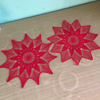 Tischdeckchen 2 Handarbeit Häkeldeckchen Stern ca.42x42 cm Mitteldecke rot - Bild 1 von 4