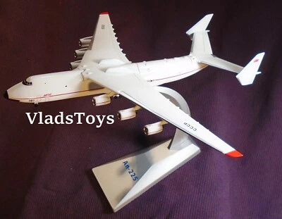 Oficina de Diseño Mriya Antonov An-225 de la Fuerza Aérea 1 1/400, CCCP-82060 URSS.  Foto 1 de 4