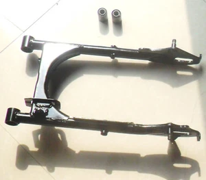 NUOVO ORIGINALE HONDA CG 125 BRACCIO OSCILLANTE POSTERIORE & BOCCOLE parte n. 52100-439-00K0 - Foto 1 di 2