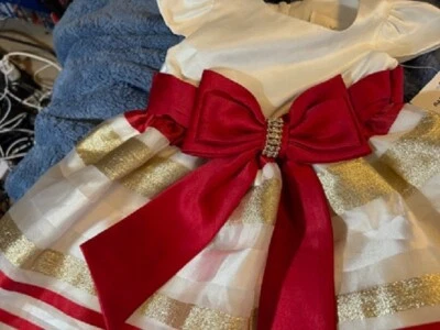 Vestido formal blanco, rojo y dorado satinado con pedrería y destellos Foto 1 de 4