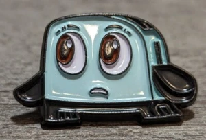Neu The Brave Little Toaster 1980er Cartoon Figur blau Emaille Anstecknadel  - Bild 1 von 6