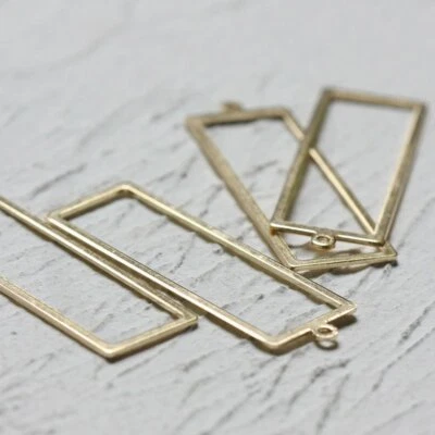 Dije rectangular de latón crudo de 6 piezas - 46x15 mm (CW-4244C) Foto 1 de 2