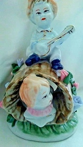 Porcelin Niño Jugando Mandolina Niña Acostado en Tronco Estatuilla Rosa Blanco Flores en  - Imagen 1 de 9