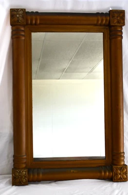 Espejo antiguo en madera pintada dorada y marco de columna de yeso con esquinas florales 1850 Foto 1 de 4