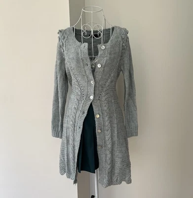 Cárdigan de hadas Y2K suéter tejido con cable azul mediano para mujer pompón BCBG Maxazaria Foto 1 de 4