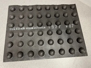 Flexipan Halbkugel 48 Hohlräume, Made in France 1977, V07, ein Hohlraum ist gerissen - Bild 1 von 9