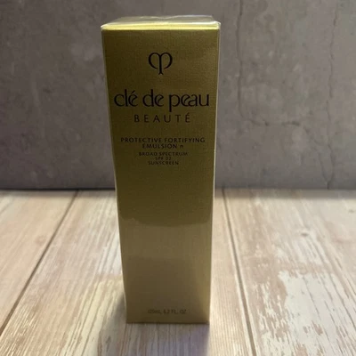 Cle De Peau Emulsión Fortificante Protectora Amplio Espectro FPS 22  Foto 1 de 4