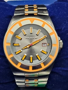 ARAGON Bioluminescenza Automatica 44mm A045 Arancione 24 Jewel NH35 con scatola + libro - Foto 1 di 8