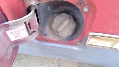 Conjunto de cuello de llenado de combustible Gmc Sierra K10 1500 1986 con tapa de gasolina OEM Foto 1 de 4