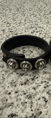 Pulsera a presión de cuero ajustable con corazones cromados de plata de ley Foto 1 de 4